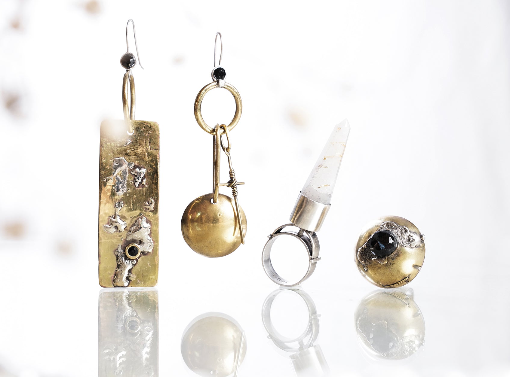 Création artisanale de bijoux originaux et contemporains, inspiré par les arts tribaux. Bijoux de visages bijoux de corps, boucles d'oreilles et autres apparats entièrement fait a la main par l'artiste.