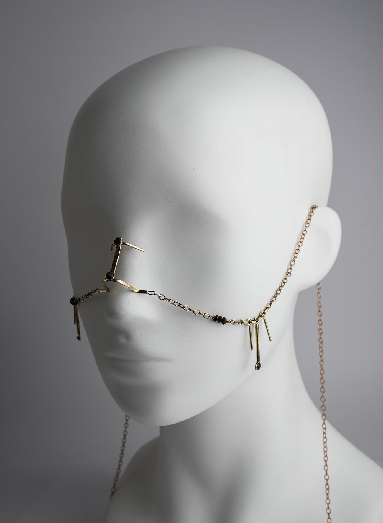 golden adornment for the face, fits on the nose, no piercing, golden color