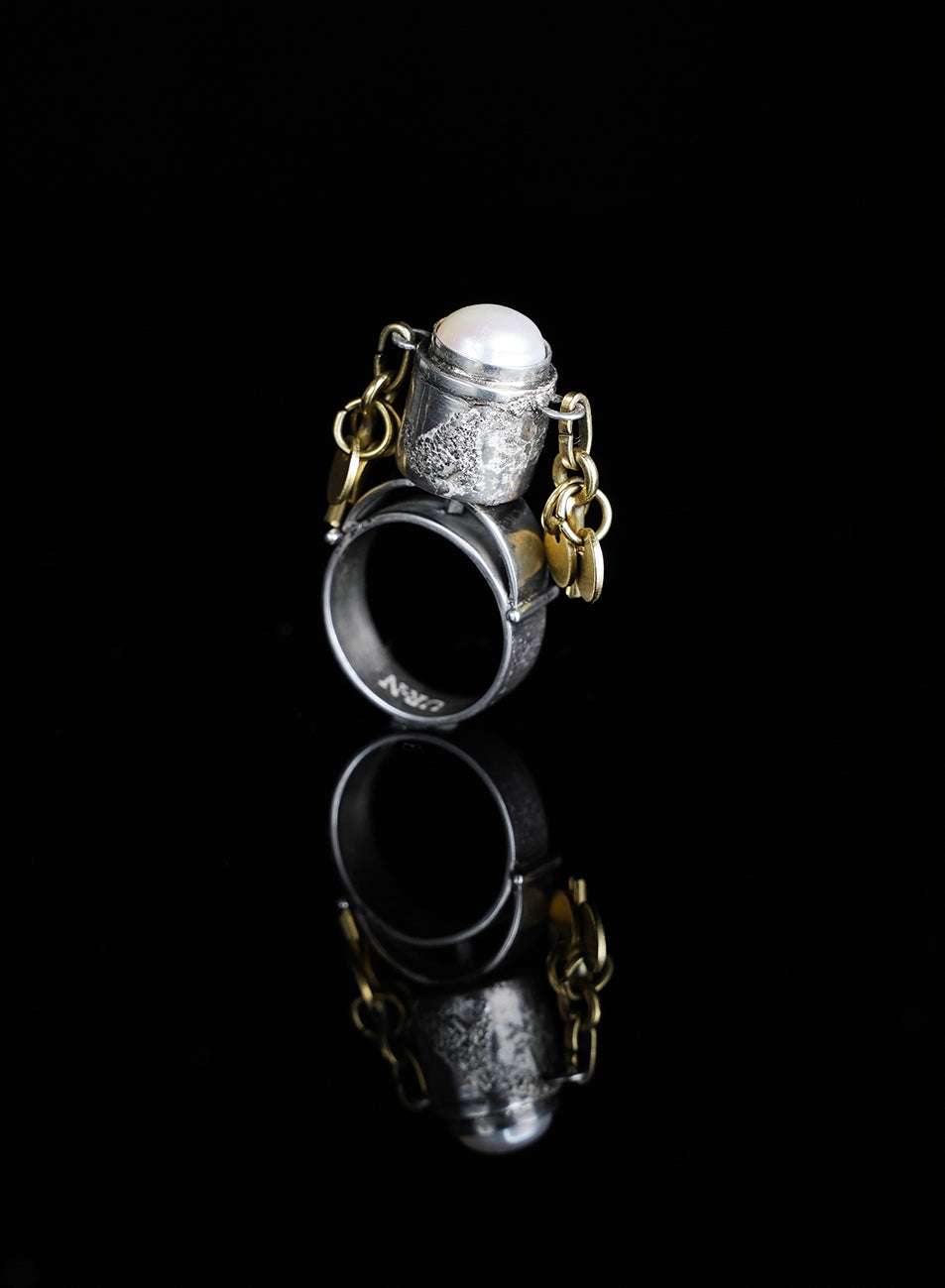 ring showing précision of a true work of art, silver and gold and pearl precision and design