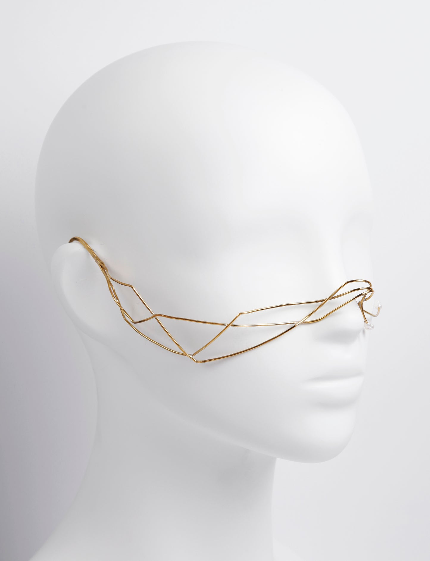 gold face adornment, spécial jewelry item to décorâtes the face