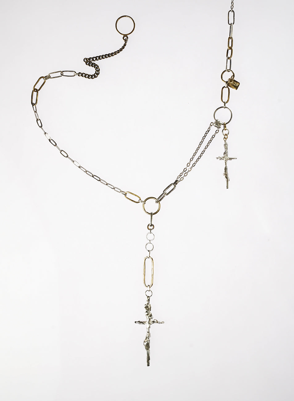 magnifique bijou mêlant or et argent. entièrement façonné à la main, une pièce unique, avec pendentifs en forme de croix 