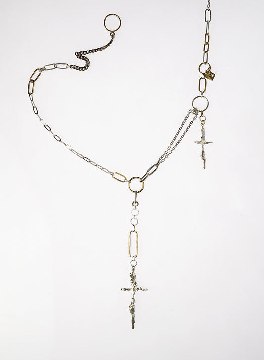 magnifique bijou mêlant or et argent. entièrement façonné à la main, une pièce unique, avec pendentifs en forme de croix 