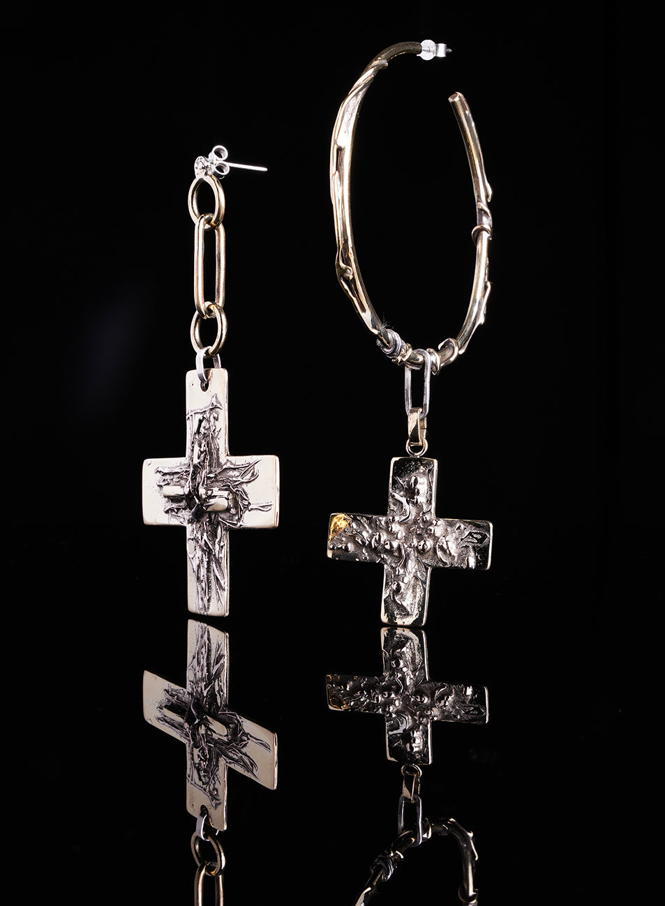 BOUCLES D'OREILLES CRÉATEUR, BOUCLES D'OREILLES XXL AVEC MOTIF DE CROIX TEXTURÉES PAR EFFET DE MATIÈRES. 