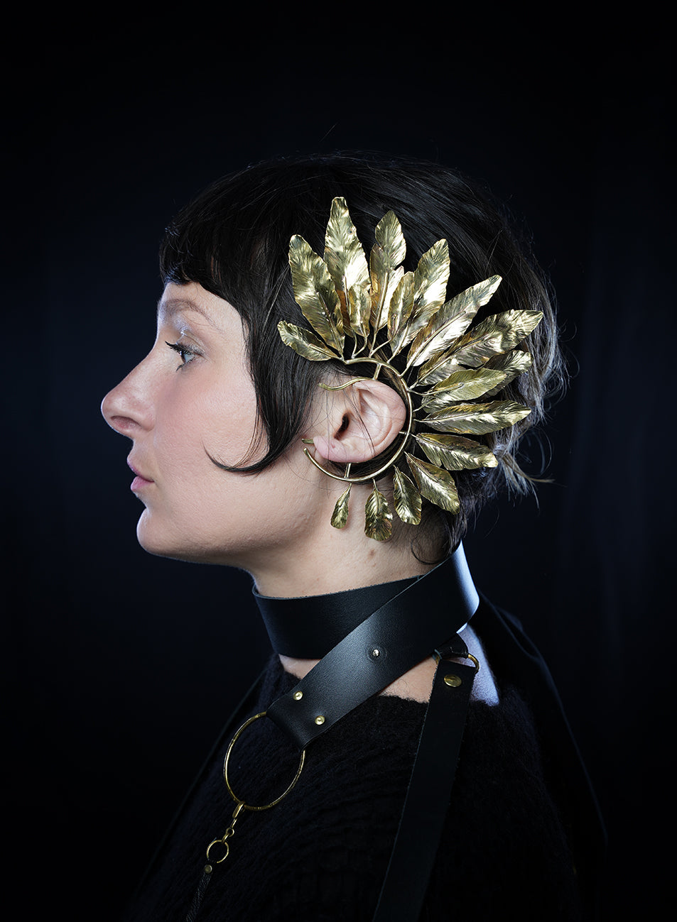 Very large ear jewel made of a hand-shaped gold metal leaf