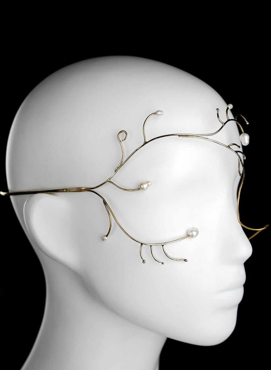 fine jewelry for the face, in golden color with pearls