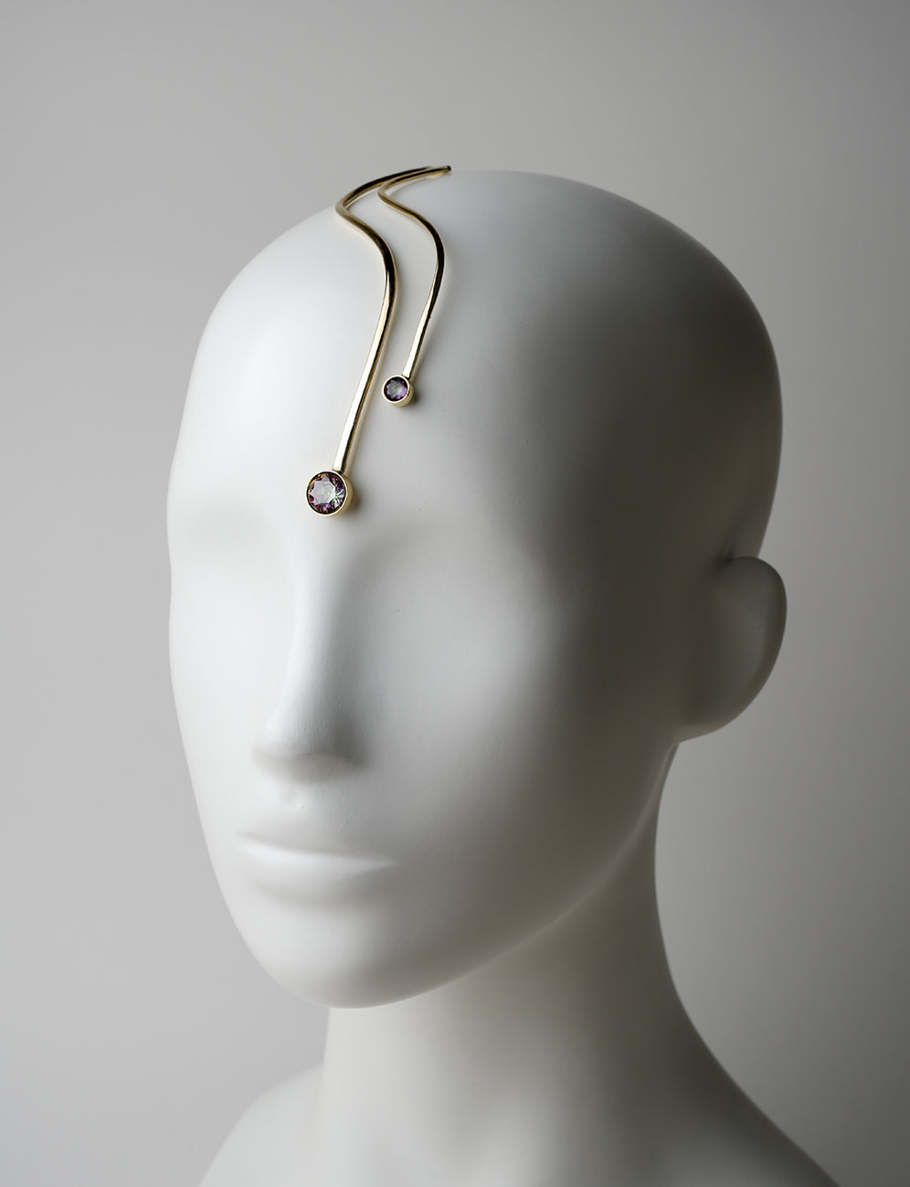 Beautiful golden head jewelry with two Swarovski crystals perfect for events