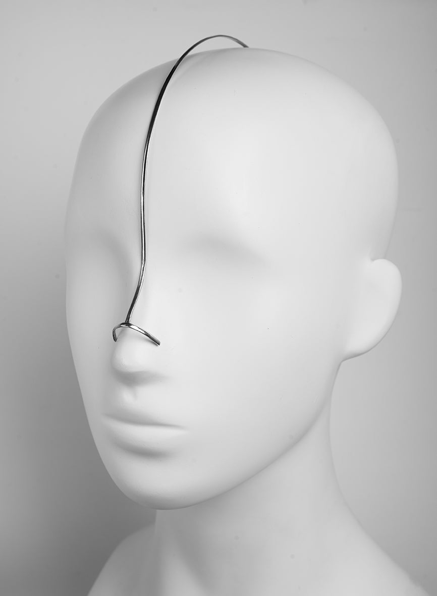 A minimalist and unique piece of face jewelry, the perfect accessory for events and galas
