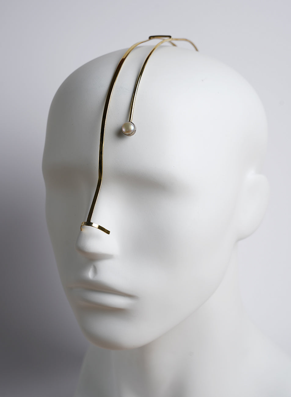A modern gold face jewel, the perfect accessory to make a dazzling impression at festivals and events