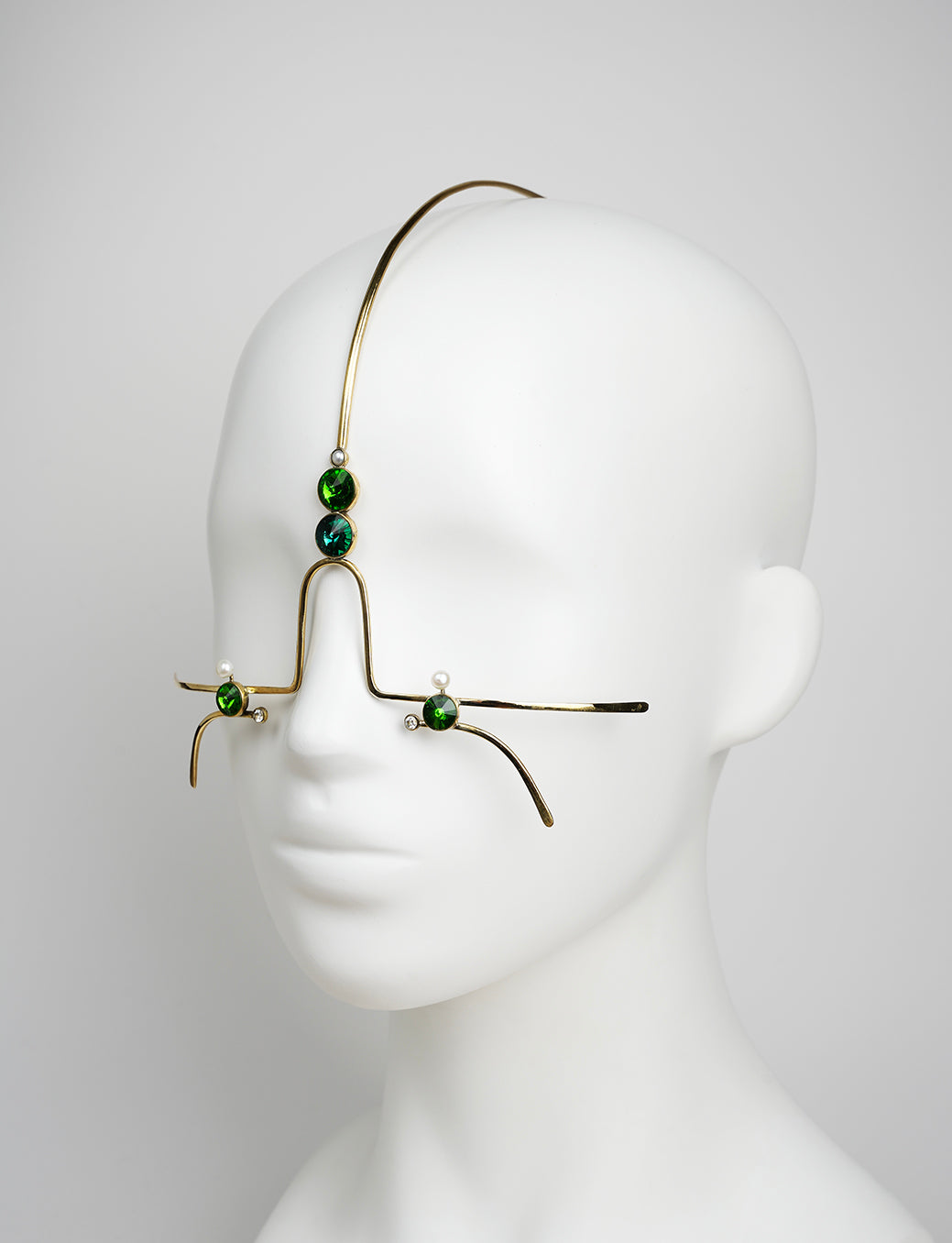 face jewelry decoration in gold color with crystals and pearls 