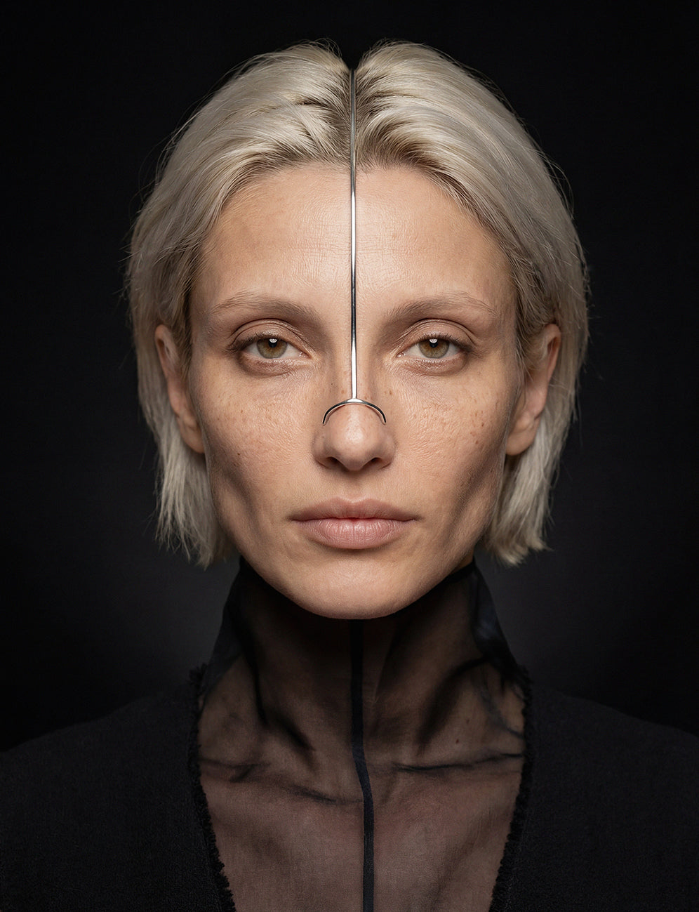 a facial jewel in silver that enhances the shape of the face
