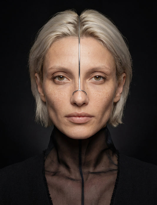 a facial jewel in silver that enhances the shape of the face