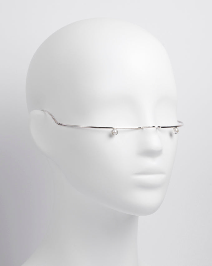 An elegant silver face jewelry featuring natural pearls 