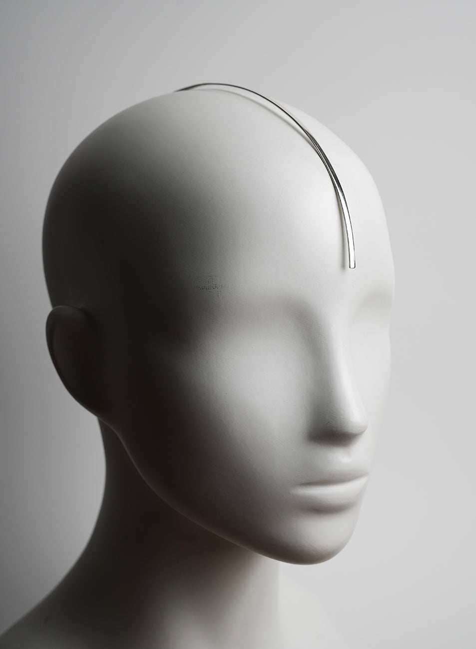 strict silver jewel line to embellish the head, perfect accessory for events