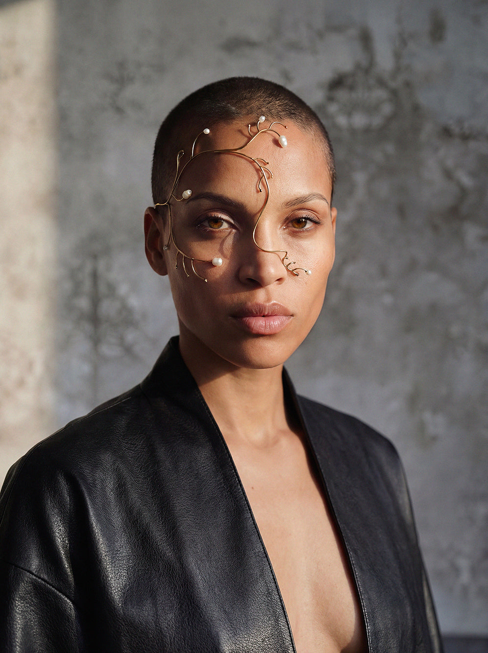 face jewelry worn like a mask, perfect item of jewelry for events and gala