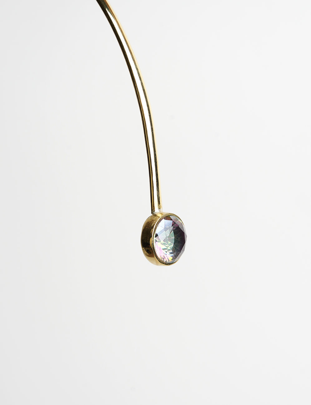 Swarovski crytal stone decorates a beautiful golden head jewel