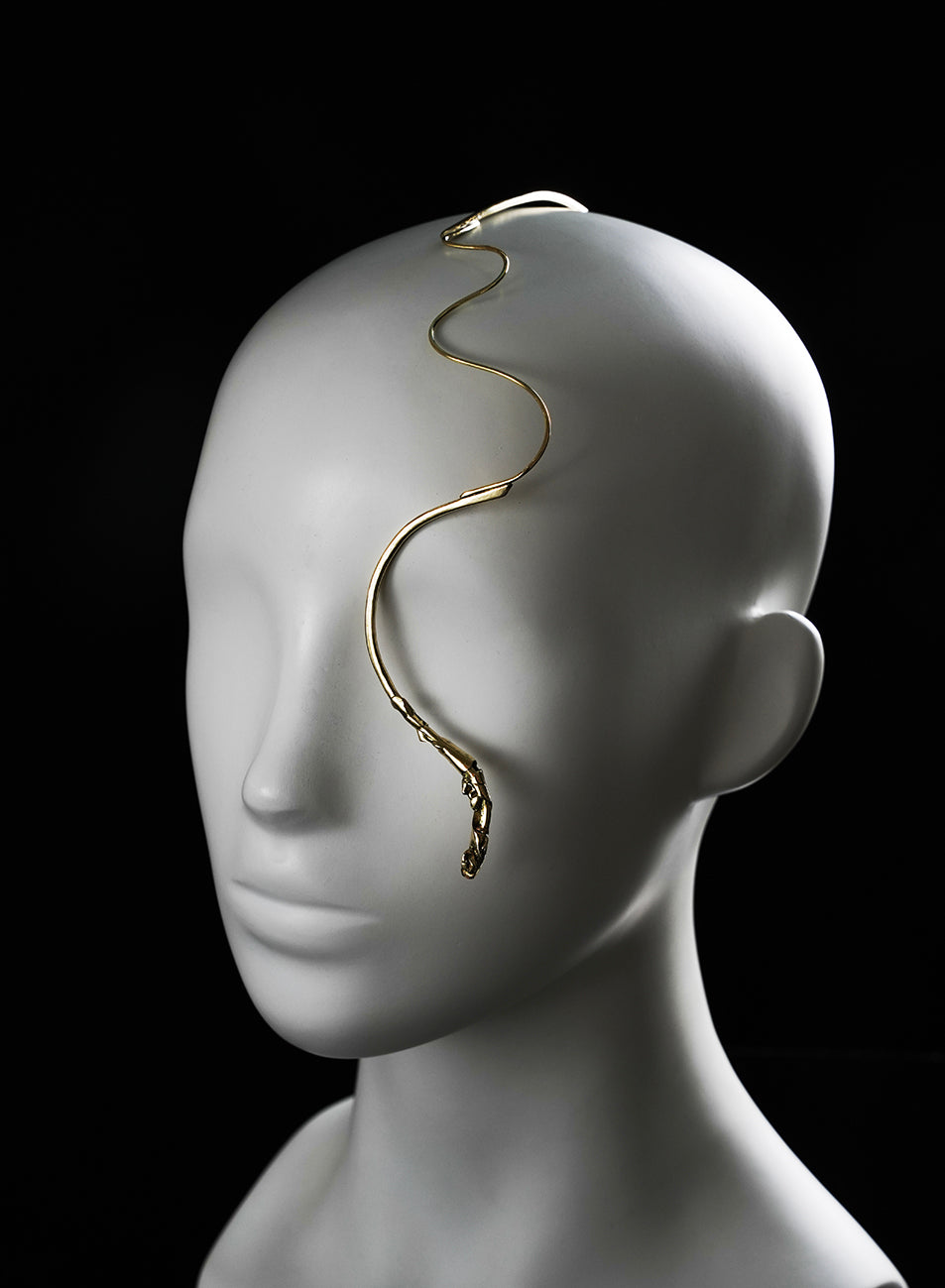 golden face mask, pefect ligne to enhance the face