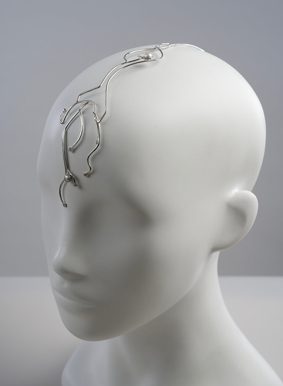 stuning jewelry piece for the head in silver, modern and futuristic