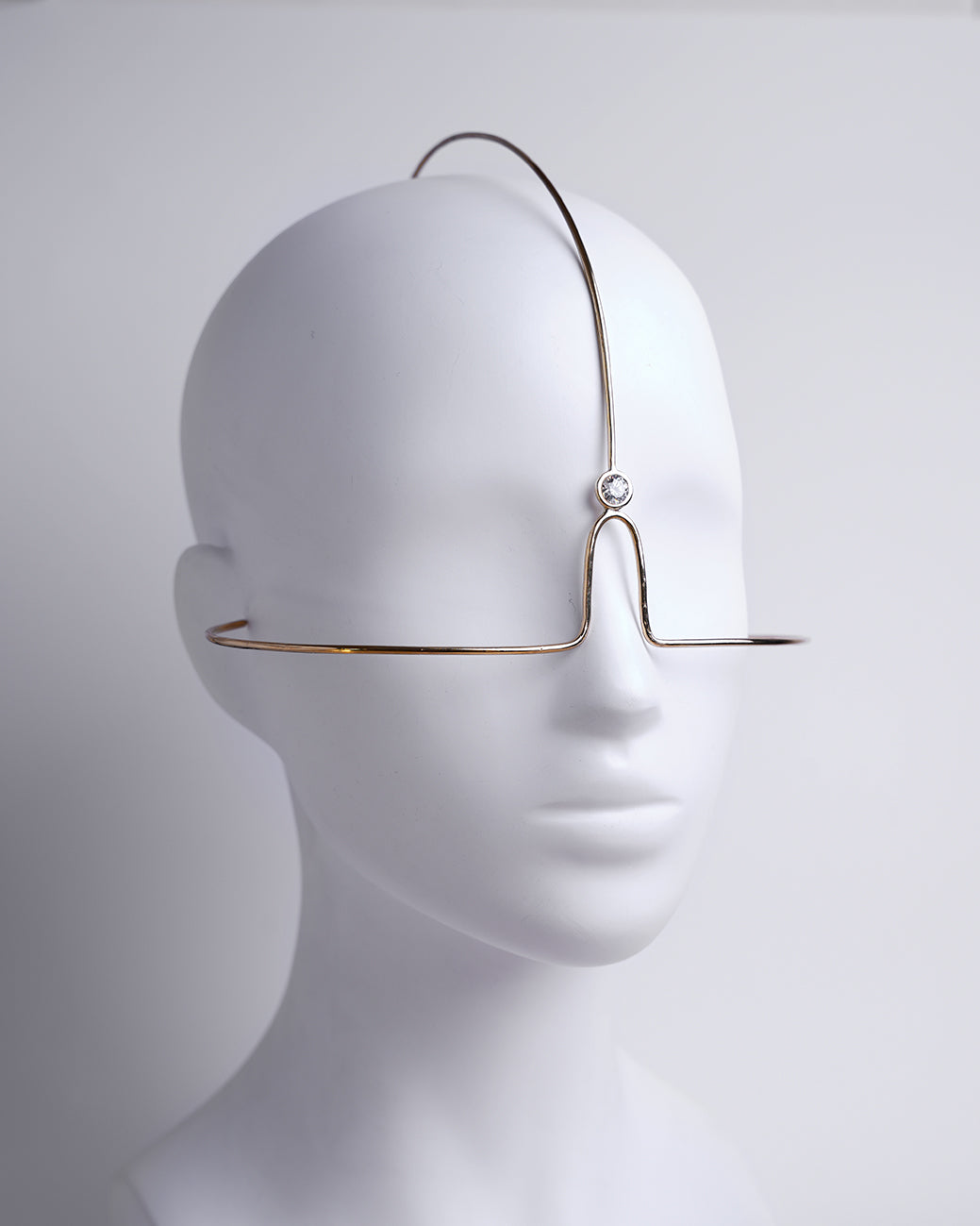 fashion face jewelry, minimalist design, an absolute need to stand out in galas or events 