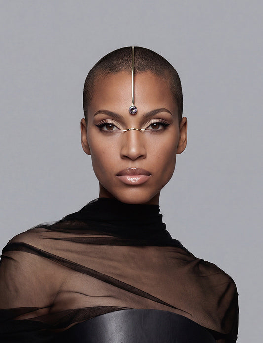 head jewelry ornament 
who decorates the forehead with a beautiful Swarovski crystal