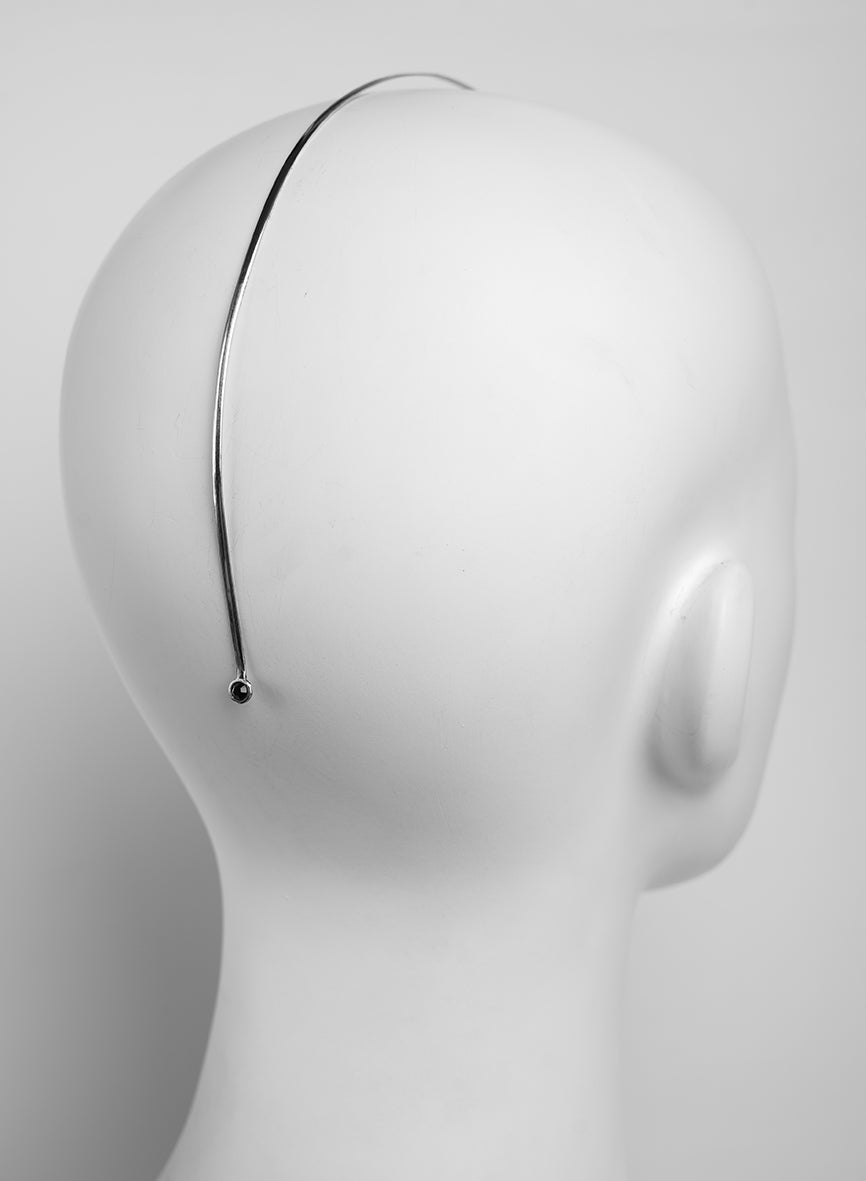 a piece of face jewelry that perfectly hugs the contours of the face and fits all face shapes perfectly 