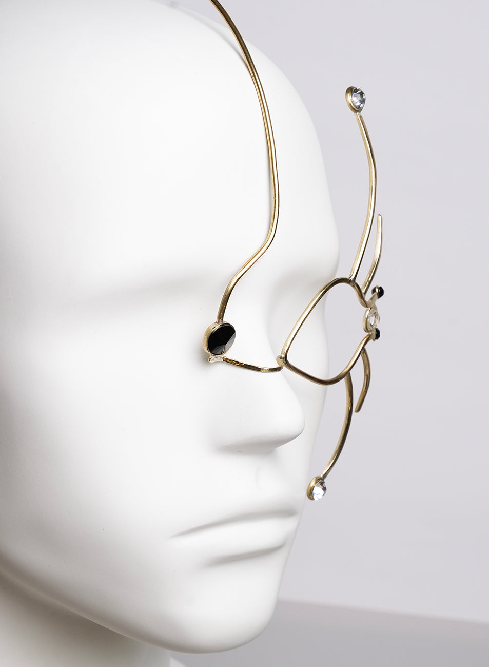 golden face mask with gems, perfect to shine in events and galas