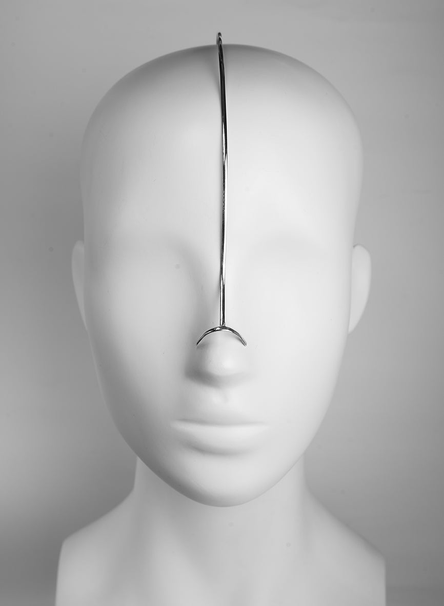 a minimalist silver face adornment, an outstanding item for galas and events
