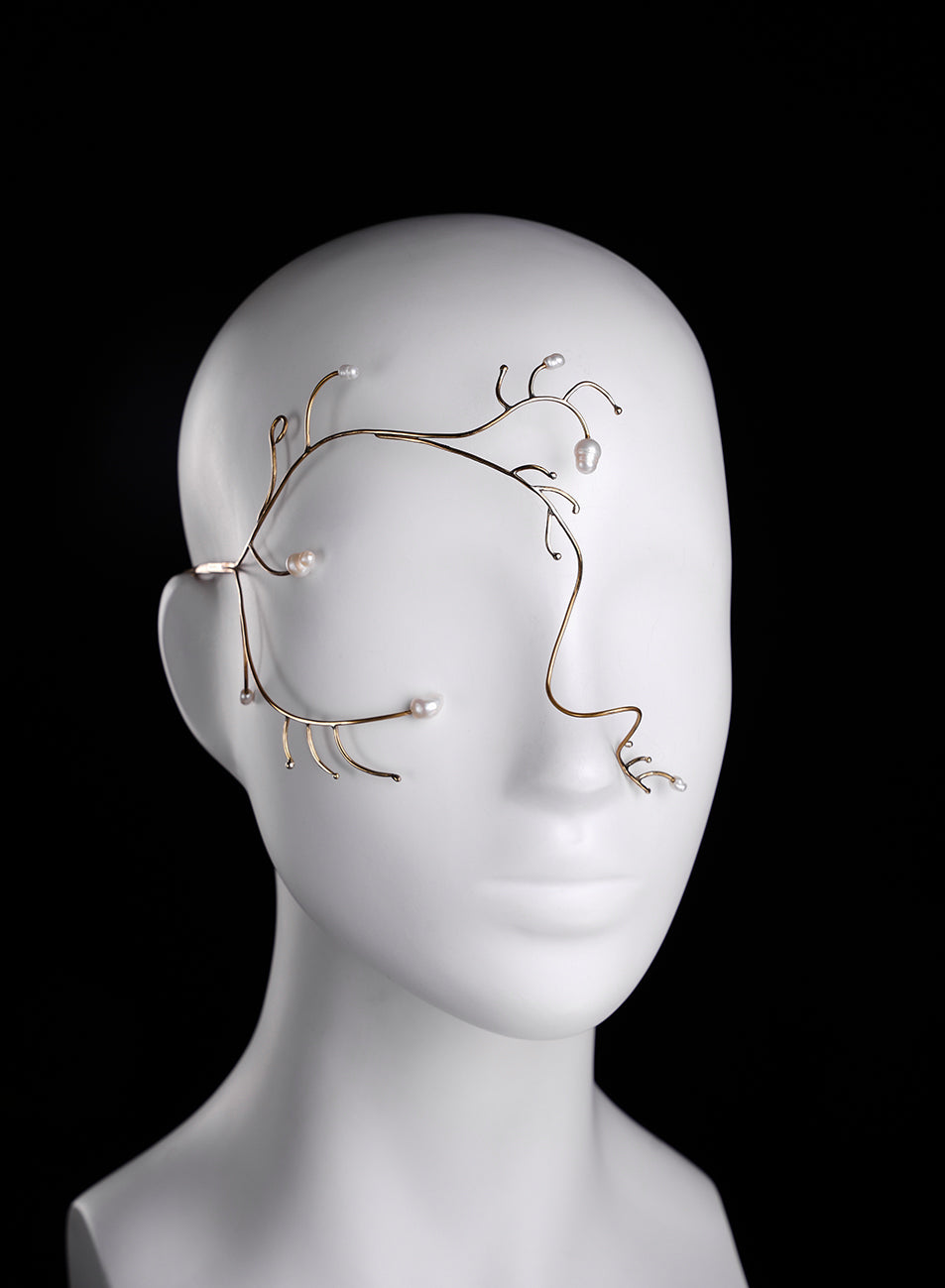 golden face jewelry with great anatomical integration and pearl decoration