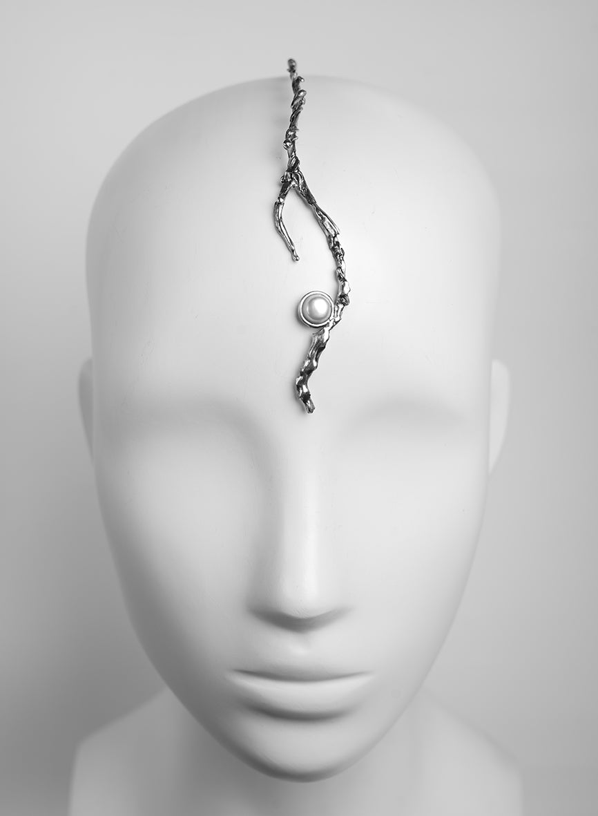 Silver face jewelry, crafted through sculpting—a true work of art to wear, a one-of-a-kind piece featuring a natural pearl 