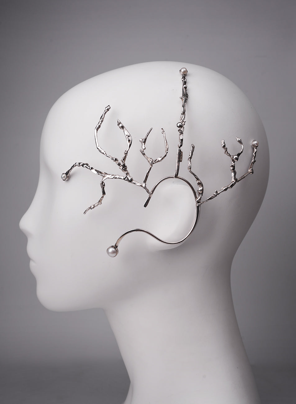 a true work of art in silver to adorn your ear 