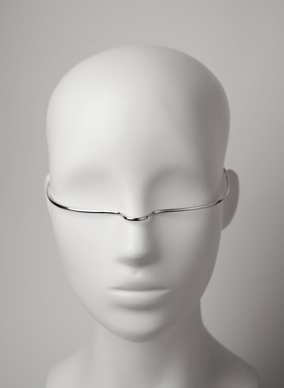 Very elegant, minimalist silver line, face shaped