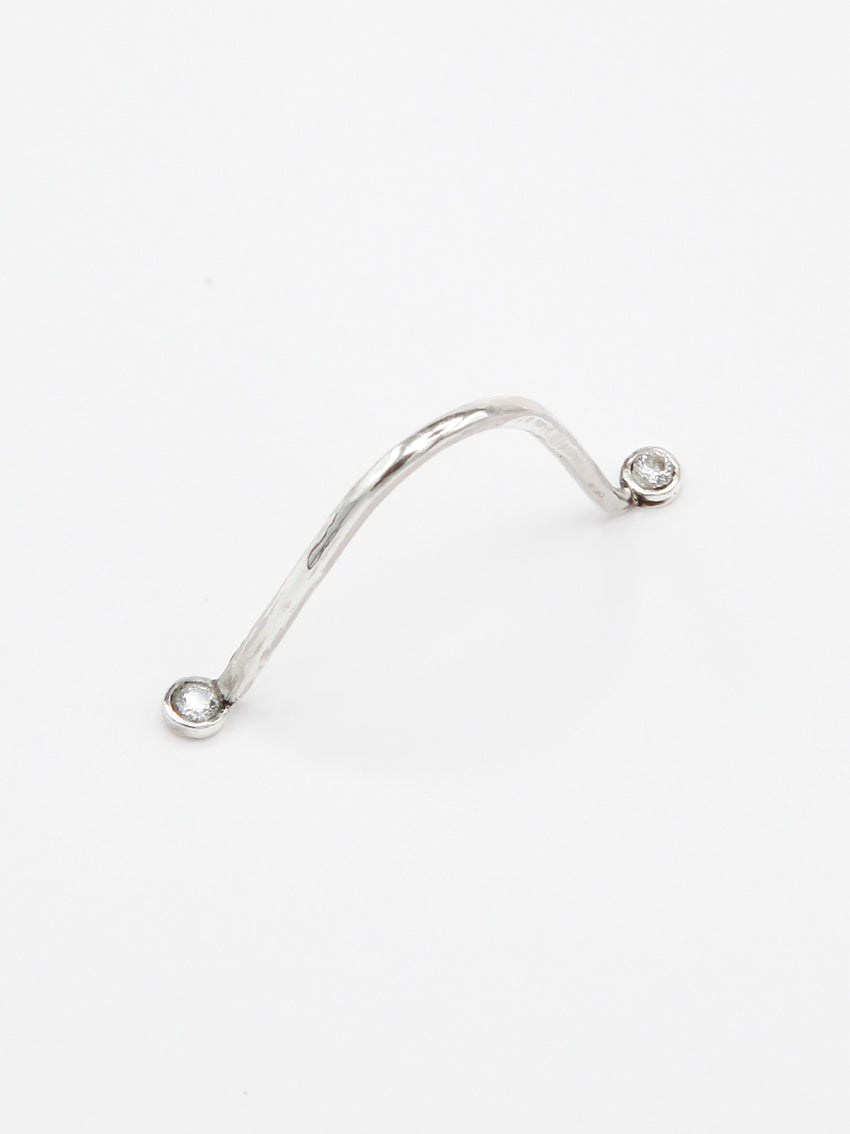 clip-on silver bridge nose ring positionner between the eyes