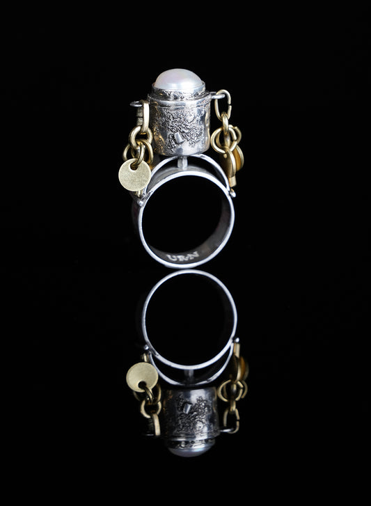 very rare silver ring, with gold ornemants and pearl