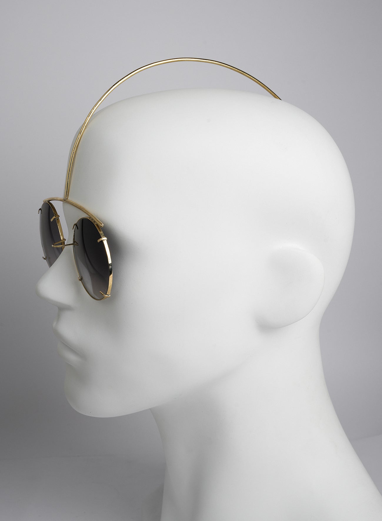 eye wear like a piece of face jewelry, golden metal, perfect for unique style and special events