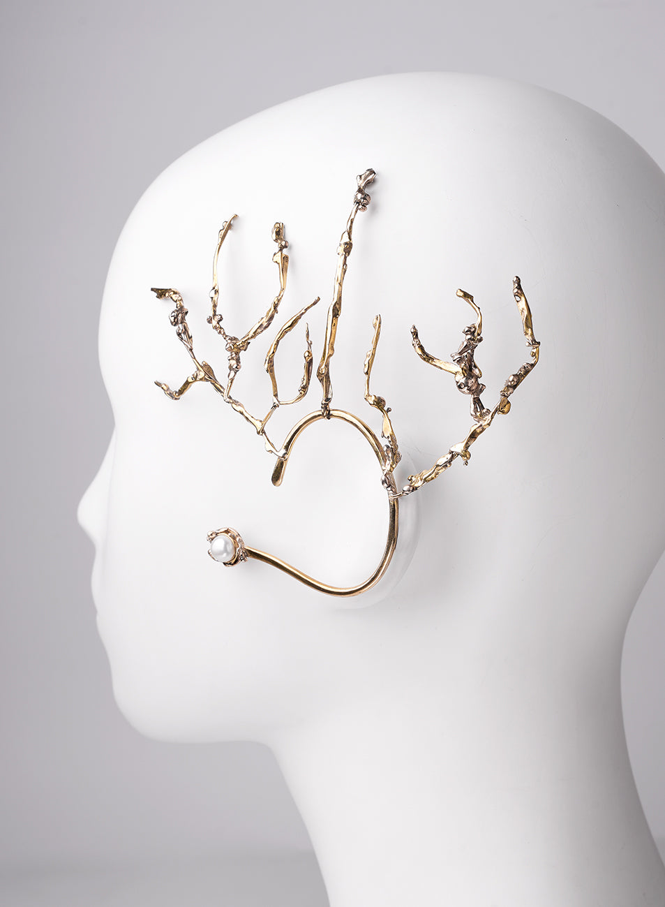 a magnificent, extravagant and raw piece of ear jewelry, no piercing